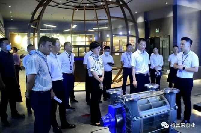 公司董事长、总经理陈迪(右一)向李军区长(右二)一行介绍米乐手机网页版登录入口-米乐(中国)产品